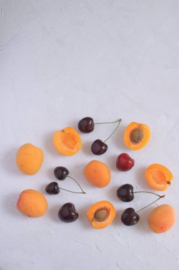 Kayısı ve kiraz beyaz kağıt yaz sebze ve meyveleri kavramı hasat organik meyve üzerinde kopya alanı izole