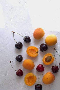 Kayısı ve kiraz beyaz kağıt yaz sebze ve meyveleri kavramı hasat organik meyve üzerinde kopya alanı izole