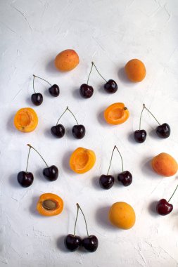 Kayısı ve kiraz beyaz kağıt yaz sebze ve meyveleri kavramı hasat organik meyve üzerinde kopya alanı izole