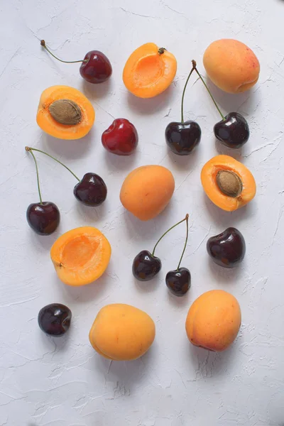 Kayısı ve kiraz beyaz kağıt yaz sebze ve meyveleri kavramı hasat organik meyve üzerinde kopya alanı izole