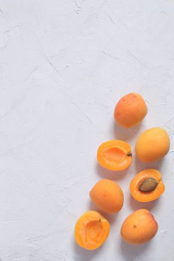 Kayısı cuted ve uncuted beyaz arka plan üzerinde sağlıklı beslenme kilo kaybı yaz meyve kavramı hasat organik meyve kopya alanı izole