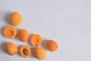 Kayısı cuted ve uncuted beyaz arka plan üzerinde sağlıklı beslenme kilo kaybı yaz meyve kavramı hasat organik meyve kopya alanı izole