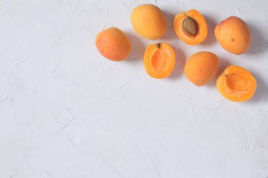 Kayısı cuted ve uncuted beyaz arka plan üzerinde sağlıklı beslenme kilo kaybı yaz meyve kavramı hasat organik meyve kopya alanı izole