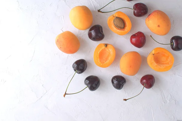 Aprikosen Und Kirschen Isoliert Auf Weißem Hintergrund Sommerfrucht Und Beeren — Stockfoto