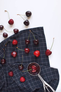 Dondurma kavramı taze kiraz ve checkere dondurma kaşık