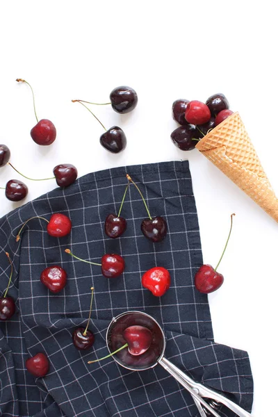 Conceito de sorvete Cerejas frescas e cone de waffle em xadrez na — Fotografia de Stock