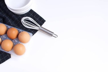 Çiğ yumurta çırpma teli pişirme kalıp ve kareli Siyah peçete en az resim beyaz arka plan mutfak ek kopya alanı hazırlık yemek pişirme mutfak masa üstü görünümü