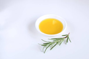 Zeytinyağı porselen tabak biberiye dalı izole Akdeniz mutfağı kavramı beyaz arka plan üstten görünüm alanı en az resim kopyalama