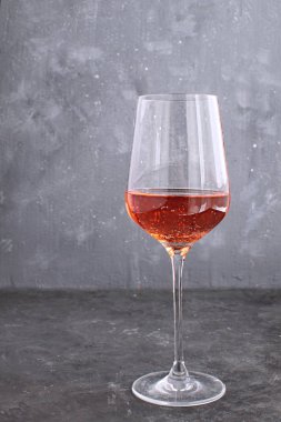 Şarap cam izole Rose şarap gurme alkol şarap tadımı kavramı Sommelier koyu beton arka plan kopya alanı