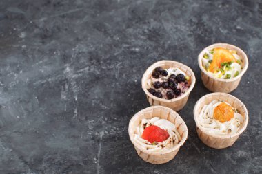 Gurme yiyecekler Snack tartı kremsi keçi peyniri kurutulmuş meyve meze koyu beton arka plan kopya alan Fransız mutfağı