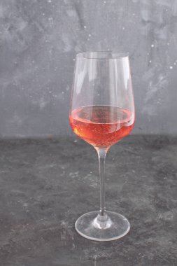 Şarap cam izole Rose şarap gurme alkol şarap tadımı kavramı Sommelier koyu beton arka plan kopya alanı