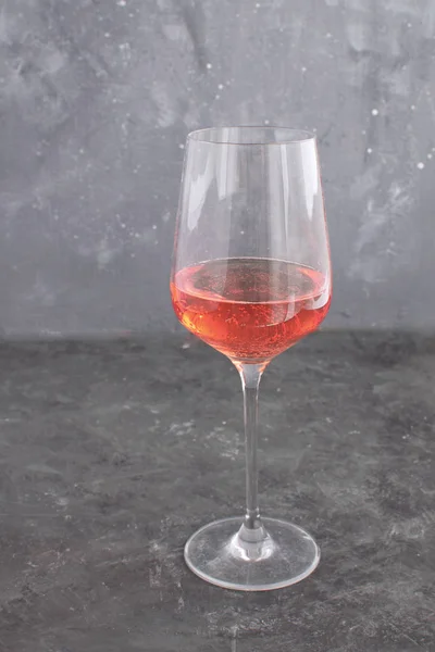 酒玻璃分离玫瑰酒美食酒品酒概念品酒师深色混凝土背景复制空间 — 图库照片