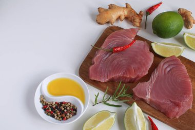 Ham orkinos biftek ahşap cutboard kireç dilim zeytin yağı Rosemary Fresh zencefil kökü Chili biber karışımı izole beyaz arka plan kopya alanı yukarıdan yemek madde sağlıklı Asya gıda Protein düz yatıyordu