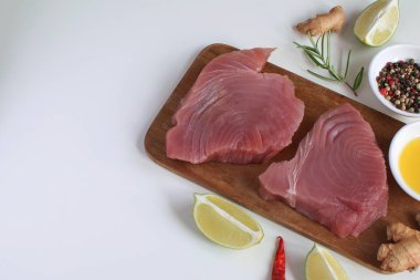Ham orkinos biftek ahşap cutboard kireç dilim zeytin yağı Rosemary Fresh zencefil kökü Chili biber karışımı izole beyaz arka plan kopya alanı yukarıdan yemek madde sağlıklı Asya gıda Protein düz yatıyordu