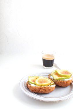 Taze taze incir sandviç kanepeler gri rustik tabak kepekli ekmek keçi peyniri sağlıklı beslenme kavramı meze izole kopya beyaz arka plan boşluk