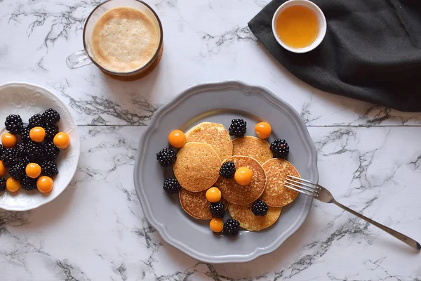 Pfannkuchen Gesundes Frühstück Konzept Glutenfrei Brombeere Physalis Honig Cappuccino Kaffee — Stockfoto