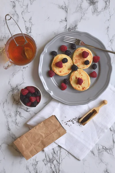 Hüttenkäse Pfannkuchen Gesundes Frühstück Konzept Glutenfrei Brombeere Himbeere Tee Blatt — Stockfoto