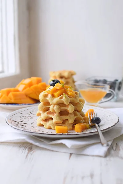 Kavram yaban mersini mango tatlım Beyaz ahşap arka plan pencere Belçika Waffle sağlıklı kahvaltı