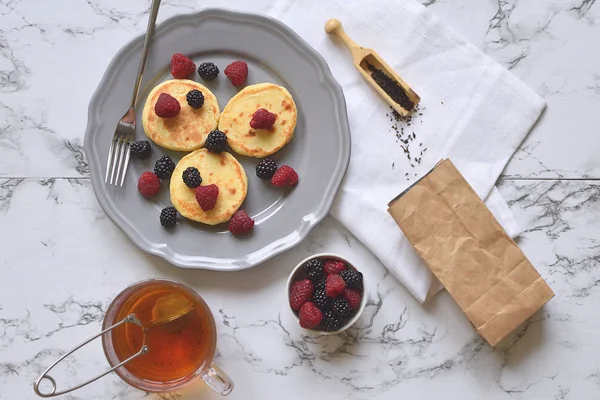 Hüttenkäse Pfannkuchen Gesundes Frühstück Konzept Glutenfrei Brombeere Himbeere Tee Blatt — Stockfoto