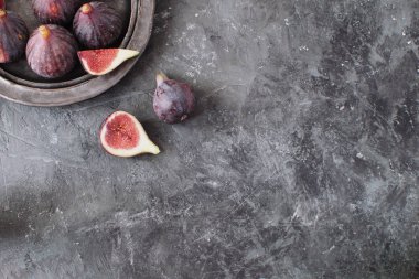 Seramik siyah plaka siyah beton arka plan kopya alanı sonbahar üst hasat sonbahar üzerinde taze incir görüntülemek