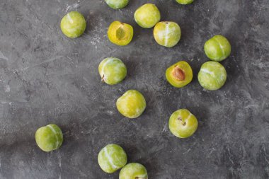 Lezzetli olgun yeşil erik Greengages siyah dokulu beton arka plan kopya alanı düz hasat sonbahar yatıyordu