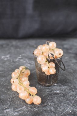 Olgun organik beyaz frenk üzümü küçük metal kova siyah arka plan natürmort kopya alanı yaz hasat çilek