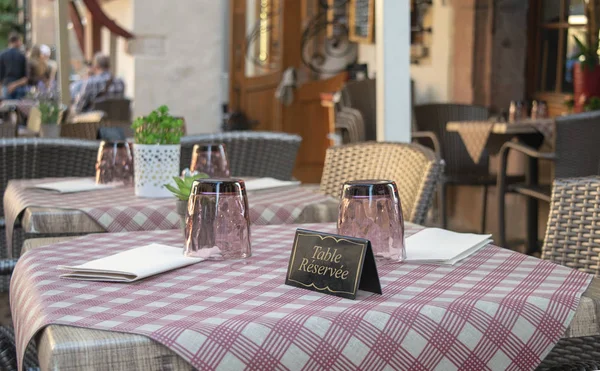 Eleganter Französischer Restauranttisch Mit Reservierter Französischer Karte Freizeitkonzept Dienstleistungsbranche — Stockfoto