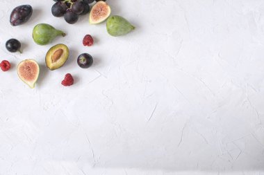 Düz yatıyordu İtalyan aperitivo şarap meze incir Prosciutto üzüm Erik peynir Focaccia grisini ahududu beyaz arka plan kopya alanı