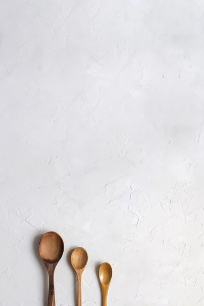 Концепция Приготовления Пищи Минимальная Деревянные Ложки Бетонном Белом Фоне Вид — стоковое фото