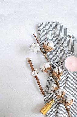 Sonbahar kompozisyon - kurutulmuş pamuk şube, mum, parfüm şişesi, çizgili peçete, beyaz arka plan buruşuk nöbette. Kadın aksesuarları. Üstten görünüm, kopya alanı.
