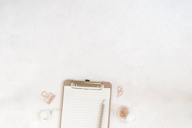 Ev ofis kavramı - çalışma alanı mockup, Pano boş kağıt, pamuk şube, büro malzemeleri, beyaz arka plan ile. Yat, alanı Kopyala.