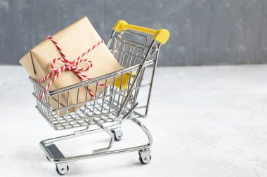 Noel satış konsepti - Kraft kağıt ve kırmızı ve beyaz ile hediye kordon küçük alışveriş sepeti içinde bükülmüş. 