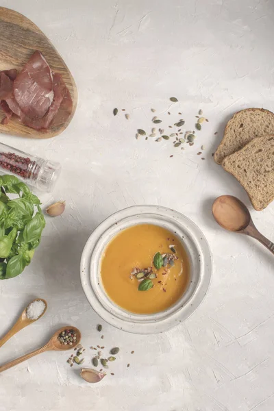 Comida Otoño Plato Sopa Calabaza Sal Pimienta Pan Jamón Albahaca — Foto de Stock