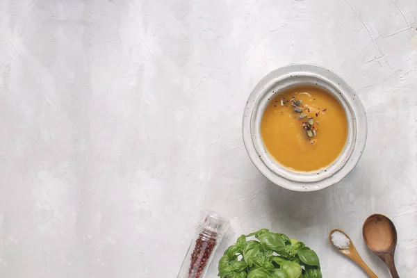 Plat Repas Automne Assiette Soupe Citrouille Maïs Poivré Rose Basilic — Photo