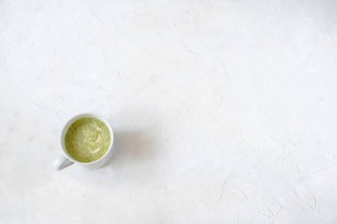 Sağlıklı yeşil çay matcha latte beyaz Kupası, üstten görünüm, kopya alanı, beyaz arka plan, en az resim.