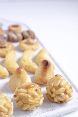 Panellets seçici odak - tüm azizler günü için tipik Katalan marzipan tatlı castanyada, kopyalama alanı, beyaz arka plan olarak adlandırılan