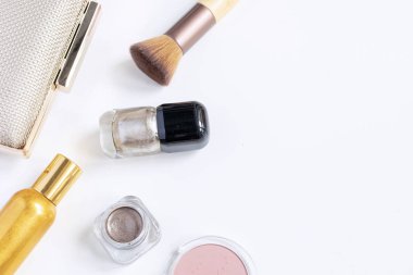 Kadın güzelliğinin aksesuarları düz lay - parfüm, altın debriyaj çanta, allık, makyaj fırça, kaptırdın, beyaz arka plan, üstten görünüm, kopya alanı
