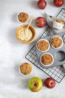 Ev yapımı ekmek - düz taze pişmiş elma kek soğutma raf, organik elma, ahşap kase, beyaz arka plan, üstten görünüm, kopya alanı baharatlı tereyağı yatıyordu.