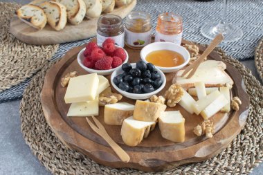 Ekmek tablo - şarap meze, üzerinde yuvarlak ahşap masa, ceviz, çilek, bal, reçel, peynir çeşitler servis, uzay kopyalama
