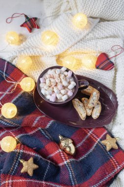 Noel içki düz lay - sıcak çikolata şekerleme, kırmızı ve altın deco baubles, garland, örme kareli ekose, hygge tarzı ile