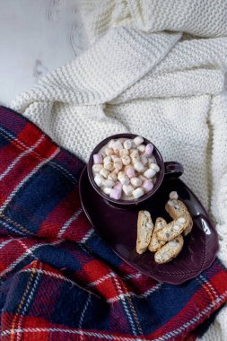 Kış içki düz lay - sıcak çikolata şekerleme, tanımlama bilgileri, kırmızı ve altın deco baubles, garland, örme kareli ekose, hygge tarzı ile