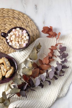 Kış içki düz lay - marshmallow ile sıcak çikolata, çerezler, renkli eucalypt brances saman Amerikan Servisi, örme şal, hygge tarzı