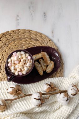 Sıcak çikolata düz - sıcak çikolata şekerleme, çerezler, saman Amerikan Servisi, kurutulmuş pamuk şube ile rahat kış ekose, hygge tarzı örgü