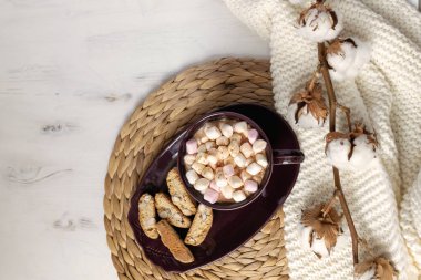 Sıcak çikolata düz - sıcak çikolata şekerleme, çerezler, saman Amerikan Servisi, kurutulmuş pamuk şube ile rahat kış ekose, hygge tarzı örgü