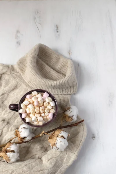 Kış içki düz lay - sıcak çikolata şekerleme, kurabiye ve örme bej kazak, hygge tarzı ile