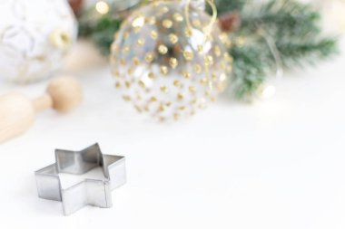 Noel pişirme arka plan - ev yapımı zencefilli kurabiye hamur, Noel ağacı dalı, deco baubles seçici odak ve bokeh çelenk. Yeni yıl sihirli kavramı, beyaz arka plan, kopya alanı