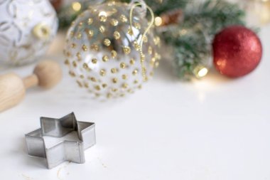 Noel pişirme arka plan - ev yapımı zencefilli kurabiye hamur, Noel ağacı dalı, deco baubles seçici odak ve bokeh çelenk. Yeni yıl sihirli kavramı, beyaz arka plan, kopya alanı