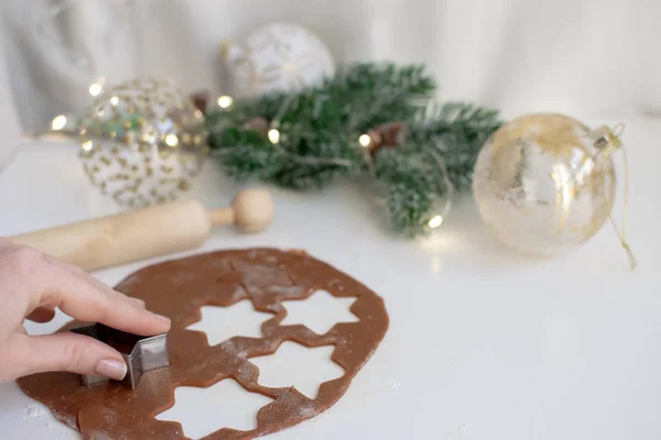 Noel arka plan - ev yapımı gingerbread çerezleri, Noel ağacı dalı, deco baubles ve çelenk hazırlama el seçici odak. Yeni yıl sihirli kavramı, beyaz arka plan, kopya alanı