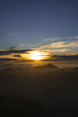 Sunrise Adams tepe, Sri Pada, dağlar siluet üzerinden. Sri lanka, seyahat hedef
