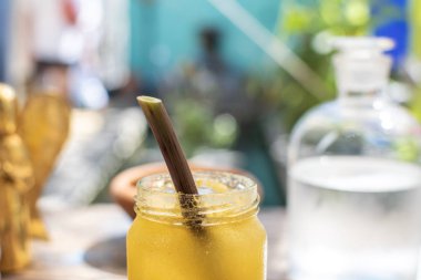 Seçici odak, meyve güler yüzlü kavanozu doğal çevre ile saman içme. Plastik ücretsiz Restoran, sıfır atık kavramı, sürdürülebilir yaşam tarzı -